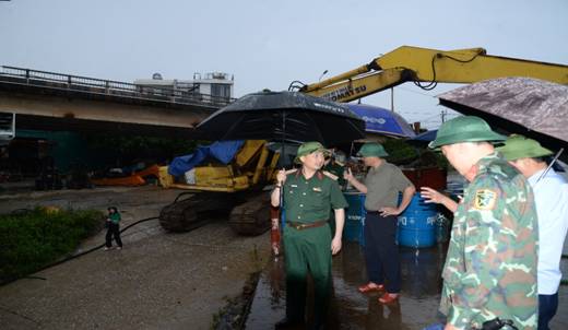 Trung tướng Nguyễn Quốc Duyệt kiểm tra công tác ứng phó với mưa lũ tại huyện Ba Vì - ảnh 2