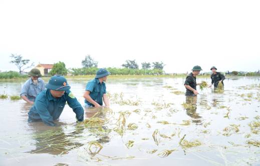 Trung tướng Nguyễn Quốc Duyệt kiểm tra công tác ứng phó với mưa lũ tại huyện Ba Vì - ảnh 3