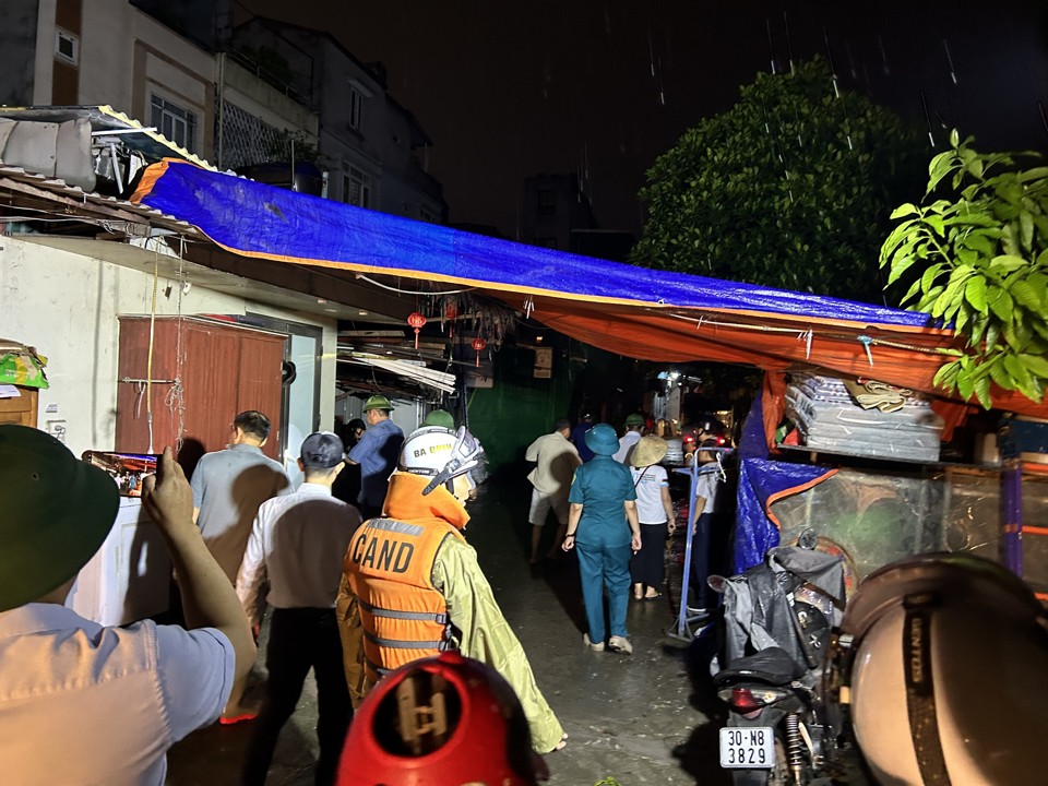 Lũ trên sông Hồng tại Hà Nội vượt báo động 2, đã di dời hơn 1.000 người dân - ảnh 2