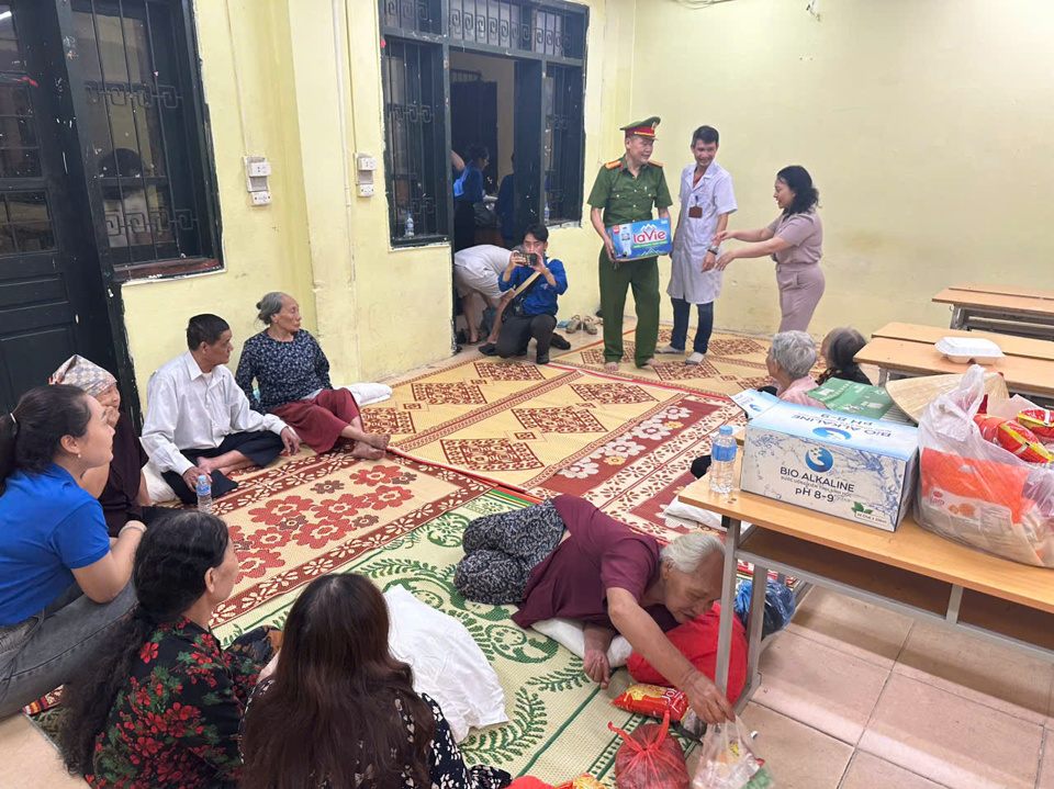 Lũ trên sông Hồng tại Hà Nội vượt báo động 2, đã di dời hơn 1.000 người dân - ảnh 1