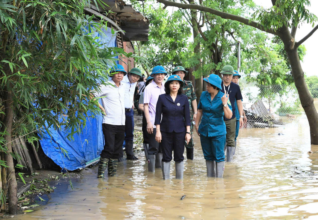 Kiên quyết di dời toàn bộ người dân khỏi khu vực nguy hiểm với phương châm “không bỏ sót bất cứ ai” - ảnh 1