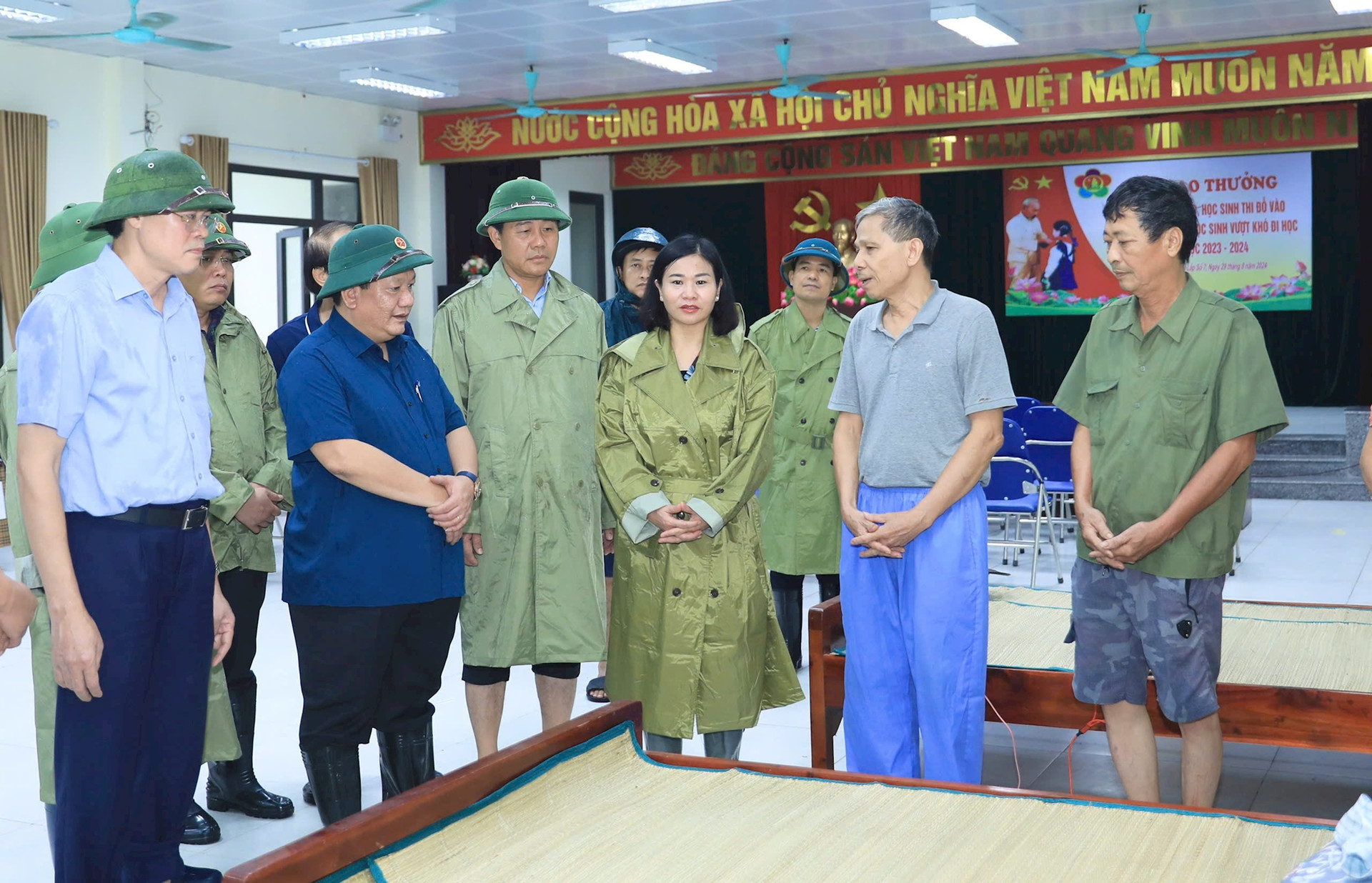 Phó Bí thư Thường trực Thành ủy Nguyễn Thị Tuyến kiểm tra công tác phòng, chống mưa lũ tại khu vực Trạm bơm Hòa Bình - ảnh 2
