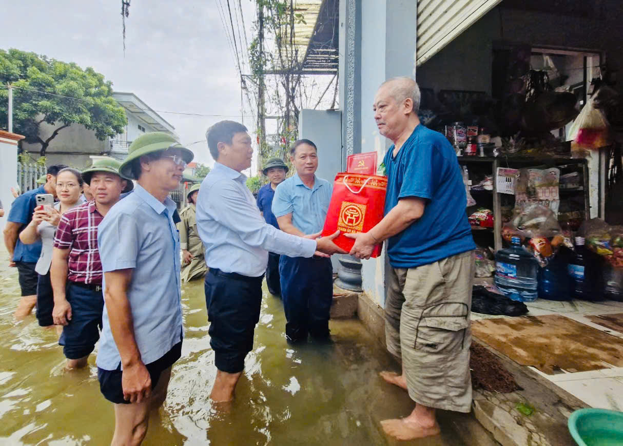 Trưởng ban Dân vận Thành ủy Đỗ Anh Tuấn kiểm tra, tặng quà các hộ dân vùng lũ Quốc Oai - ảnh 1