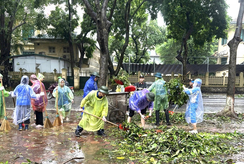 Ban Dân vận quận Ba Đình chung tay hỗ trợ người dân khắc phục hậu quả cơn bão - ảnh 2
