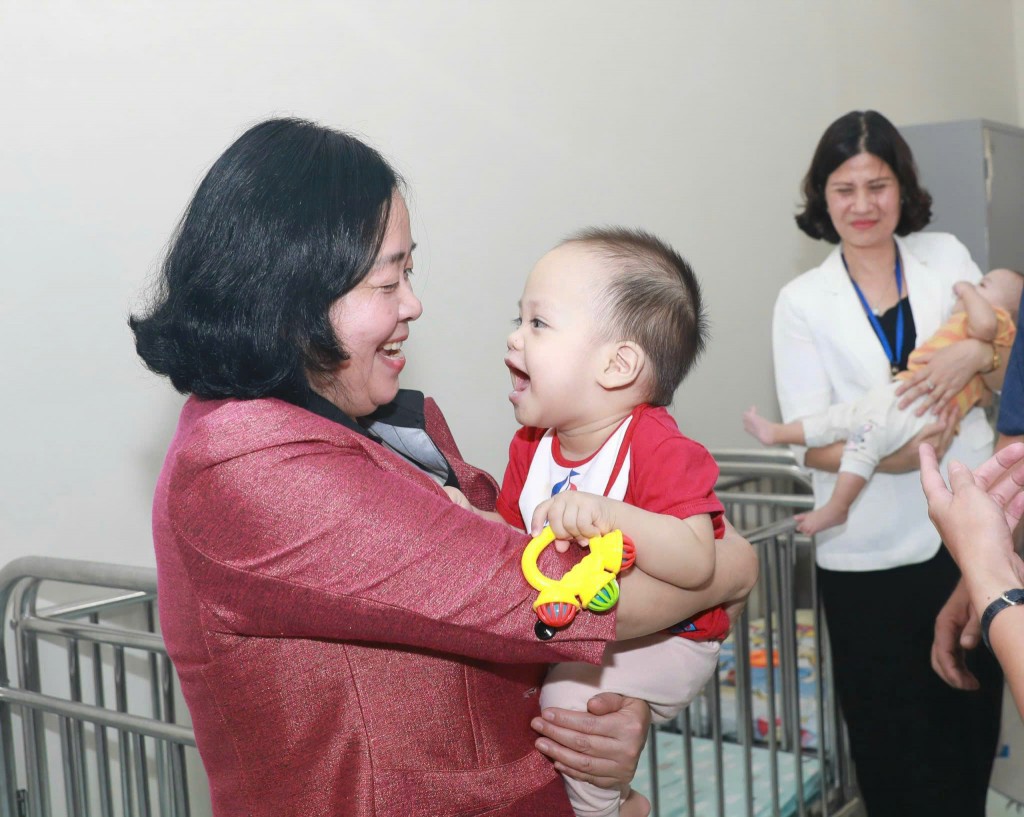 Bí thư Thành uỷ Hà Nội tặng quà Trung thu cho trẻ mồ côi Trung tâm Bảo trợ xã hội 3 Hà Nội  - ảnh 1