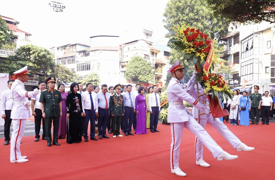 Đoàn đại biểu TP Hà Nội dâng hương tưởng niệm tại tượng đài “Quyết tử để Tổ quốc quyết sinh” - ảnh 2