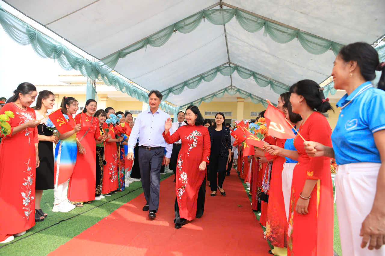 Bí thư Thành ủy Hà Nội Bùi Thị Minh Hoài chung vui cùng Ngày hội đại đoàn kết dân tộc tại xã Bột Xuyên, huyện Mỹ Đức - ảnh 1