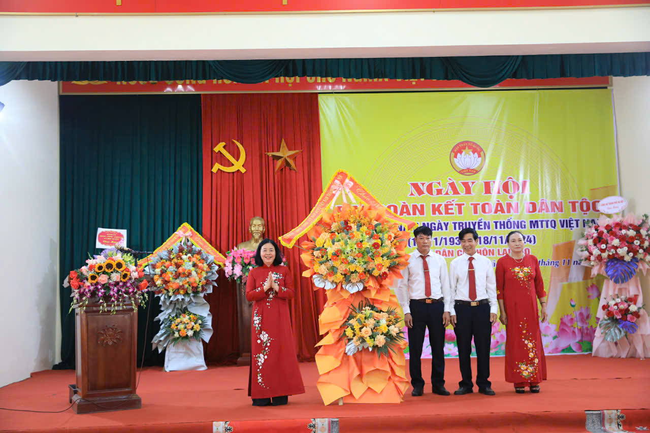 Bí thư Thành ủy Hà Nội Bùi Thị Minh Hoài chung vui cùng Ngày hội đại đoàn kết dân tộc tại xã Bột Xuyên, huyện Mỹ Đức - ảnh 3