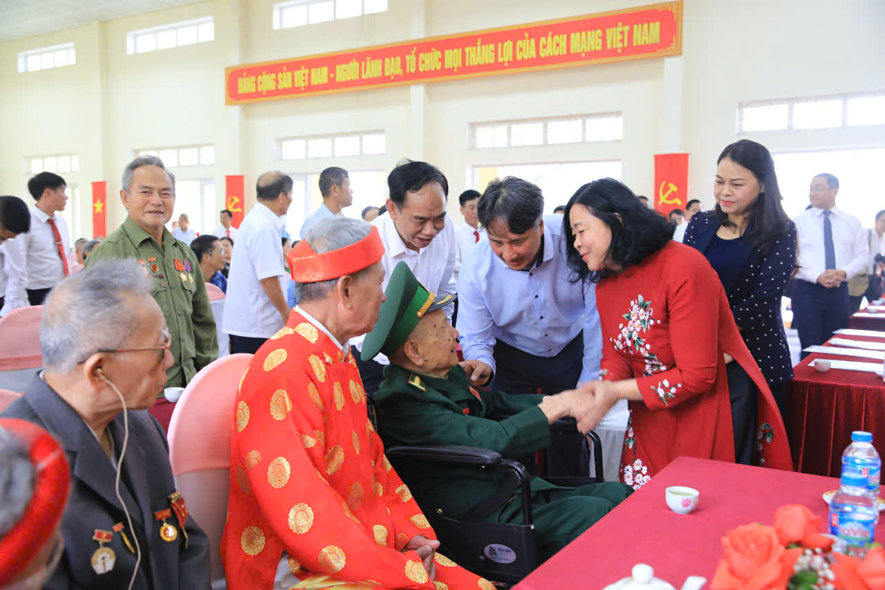 Bí thư Thành ủy Hà Nội Bùi Thị Minh Hoài chung vui cùng Ngày hội đại đoàn kết dân tộc tại xã Bột Xuyên, huyện Mỹ Đức - ảnh 2