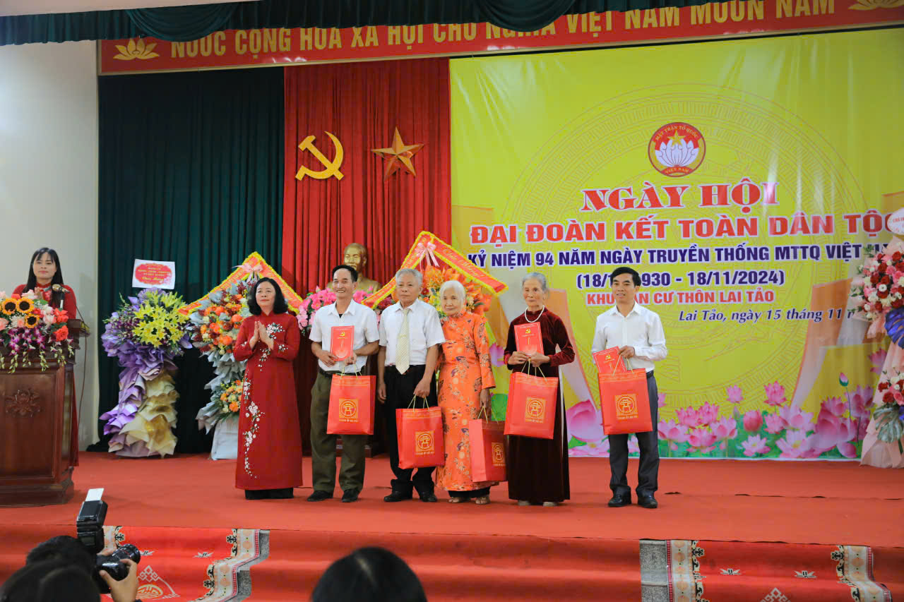 Bí thư Thành ủy Hà Nội Bùi Thị Minh Hoài chung vui cùng Ngày hội đại đoàn kết dân tộc tại xã Bột Xuyên, huyện Mỹ Đức - ảnh 6