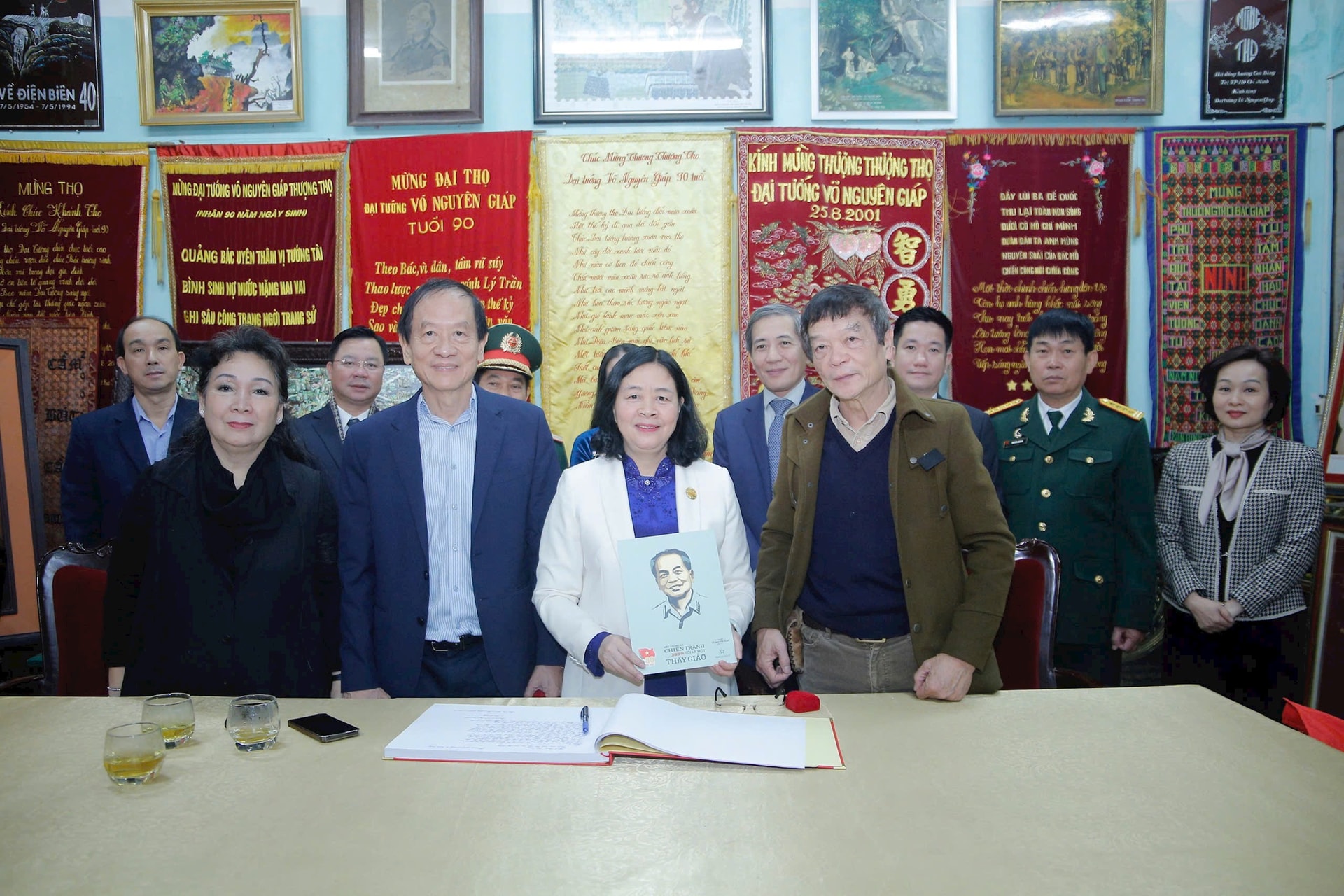 Bí thư Thành ủy Hà Nội Bùi Thị Minh Hoài thắp hương tưởng niệm Đại tướng Võ Nguyên Giáp - ảnh 2