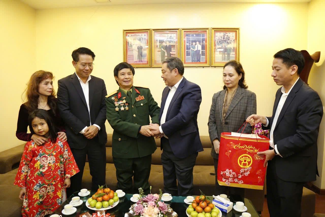 Phó Chủ tịch Thường trực UBND thành phố Hà Nội tặng quà cho các gia đình chính sách quận Hà Đông - ảnh 1