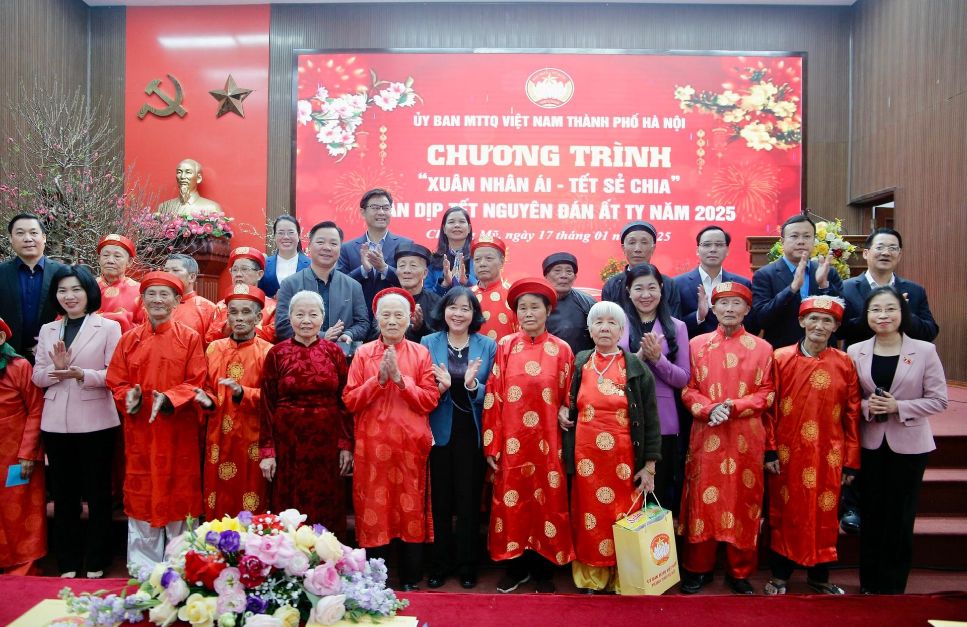 Lãnh đạo thành phố Hà Nội tặng quà, chung vui đón Tết Ất Tỵ với người dân - ảnh 2