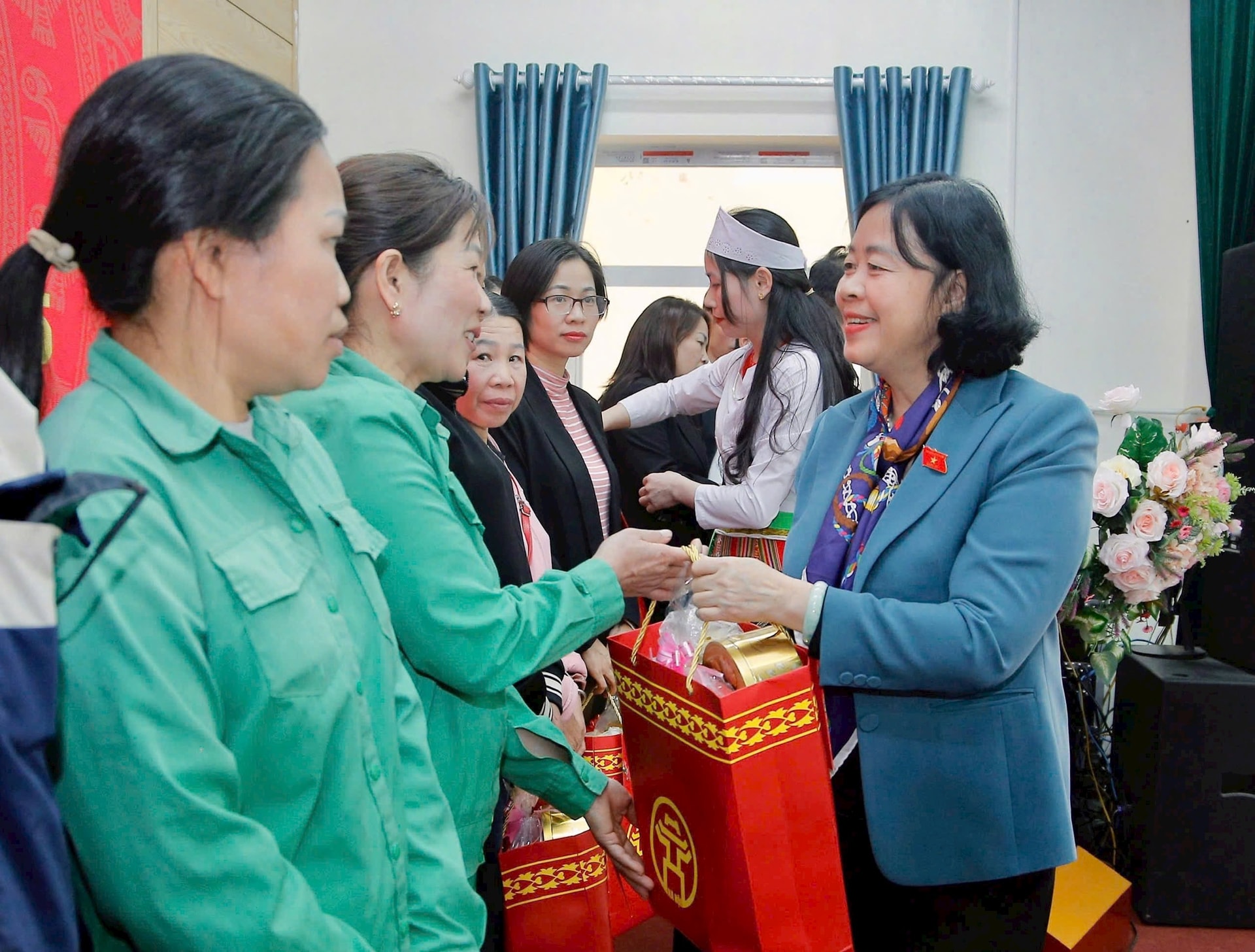Lãnh đạo thành phố Hà Nội tặng quà, chung vui đón Tết Ất Tỵ với người dân - ảnh 4
