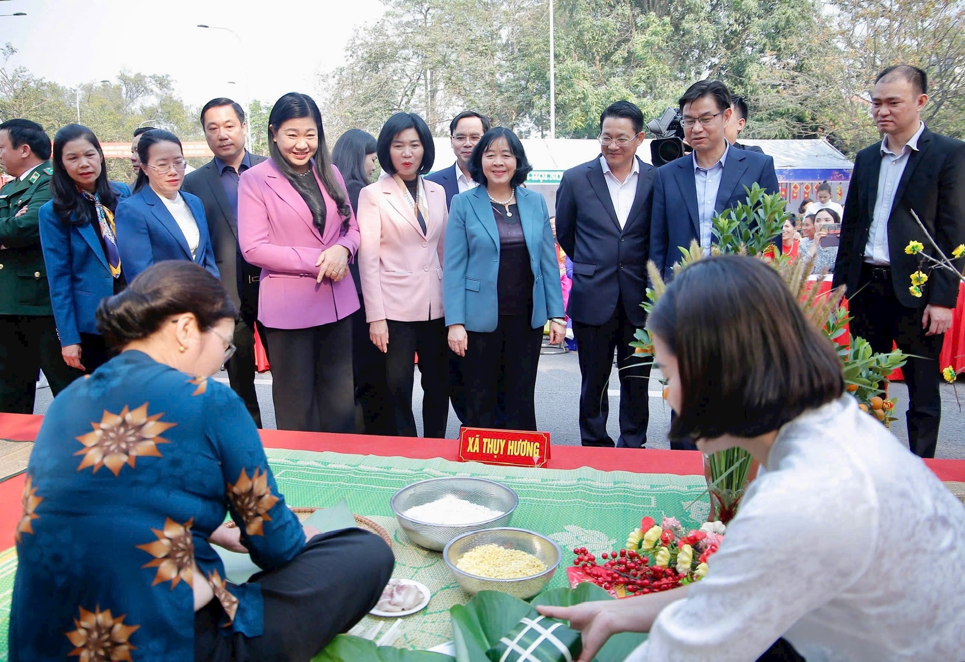 Lãnh đạo thành phố Hà Nội tặng quà, chung vui đón Tết Ất Tỵ với người dân - ảnh 3