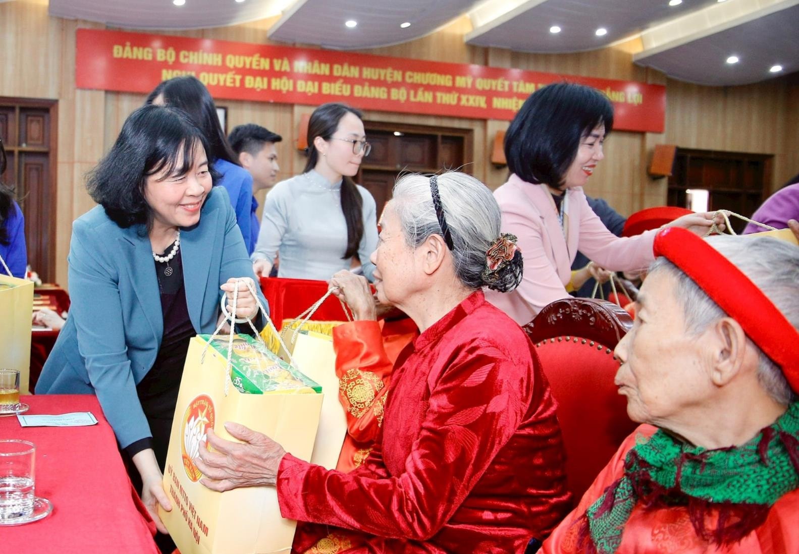 Lãnh đạo thành phố Hà Nội tặng quà, chung vui đón Tết Ất Tỵ với người dân - ảnh 1