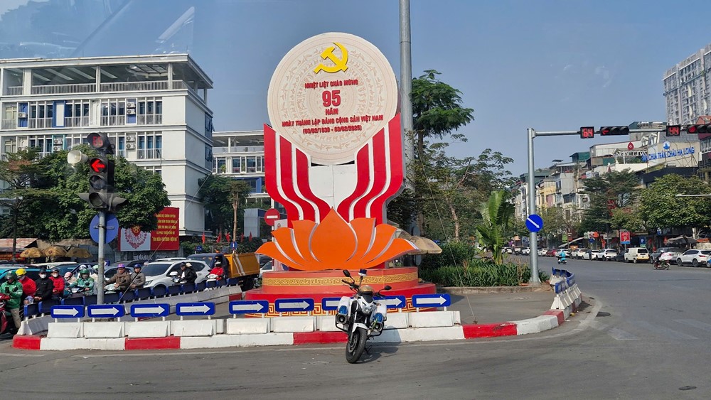 Hà Nội: Phố phường trang hoàng cờ hoa, tấp nập đón Xuân Ất Tỵ 2025 - ảnh 4