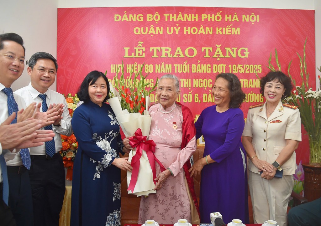 Bí thư Thành ủy Hà Nội Bùi Thị Minh Hoài trao tặng Huy hiệu 80 năm tuổi Đảng - ảnh 1