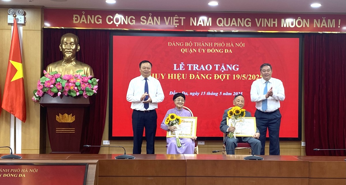 Phó Chủ tịch Thường trực UBND Thành phố Lê Hồng Sơn trao Huy hiệu Đảng tại quận Đống Đa - ảnh 1