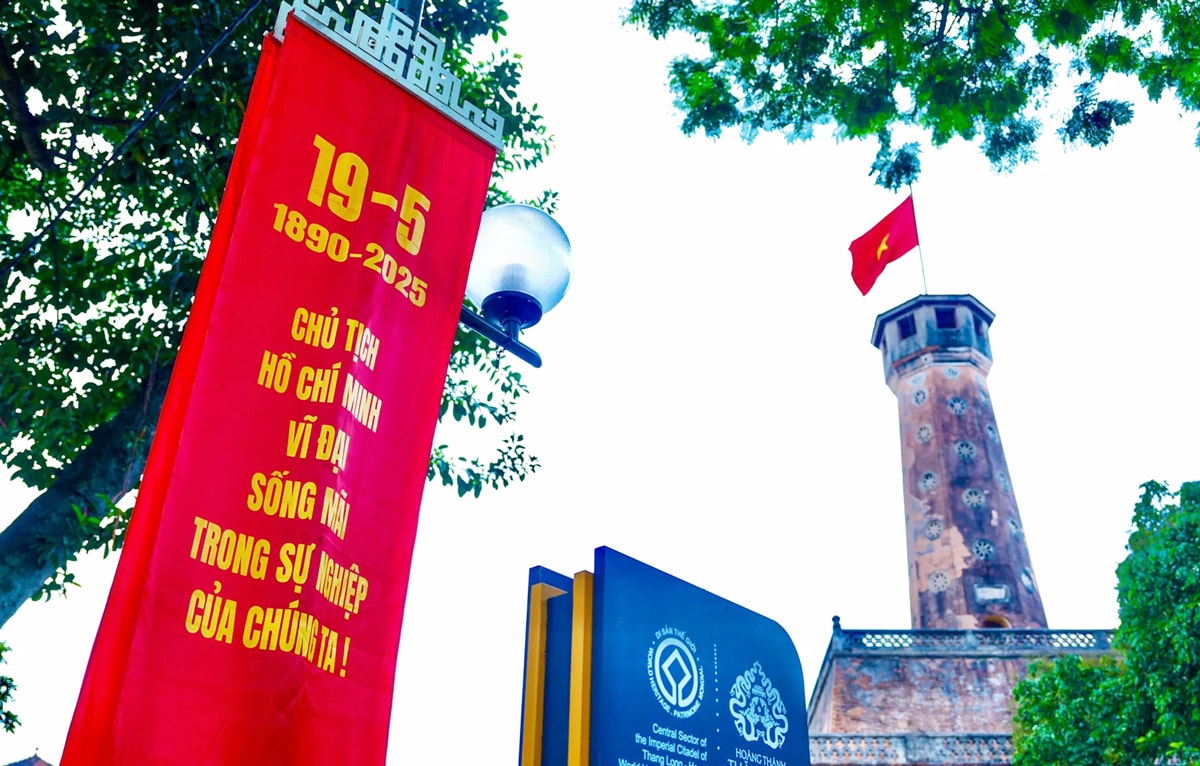 Phố phường Hà Nội rực rỡ cờ hoa kỷ niệm 135 năm Ngày sinh Chủ tịch Hồ Chí Minh - ảnh 1
