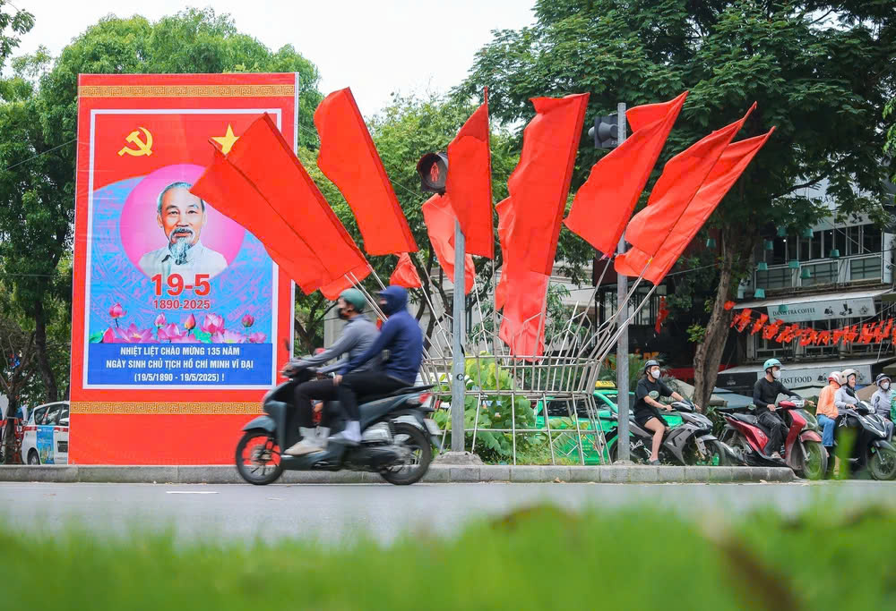 Phố phường Hà Nội rực rỡ cờ hoa kỷ niệm 135 năm Ngày sinh Chủ tịch Hồ Chí Minh - ảnh 3