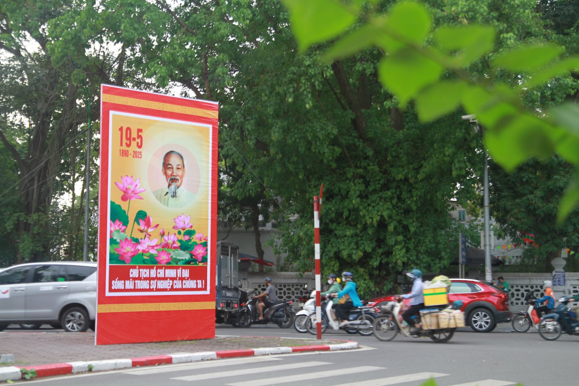 Phố phường Hà Nội rực rỡ cờ hoa kỷ niệm 135 năm Ngày sinh Chủ tịch Hồ Chí Minh - ảnh 2