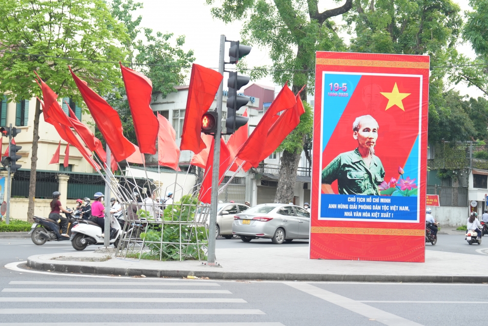 Phố phường Hà Nội rực rỡ cờ hoa kỷ niệm 135 năm Ngày sinh Chủ tịch Hồ Chí Minh - ảnh 4