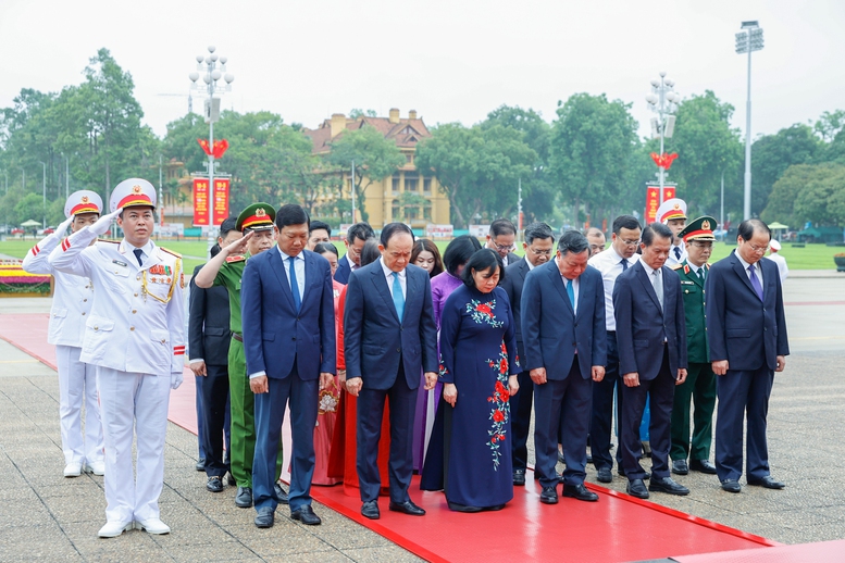 Lãnh đạo Đảng, Nhà nước và TP Hà Nội vào Lăng viếng Bác - ảnh 3