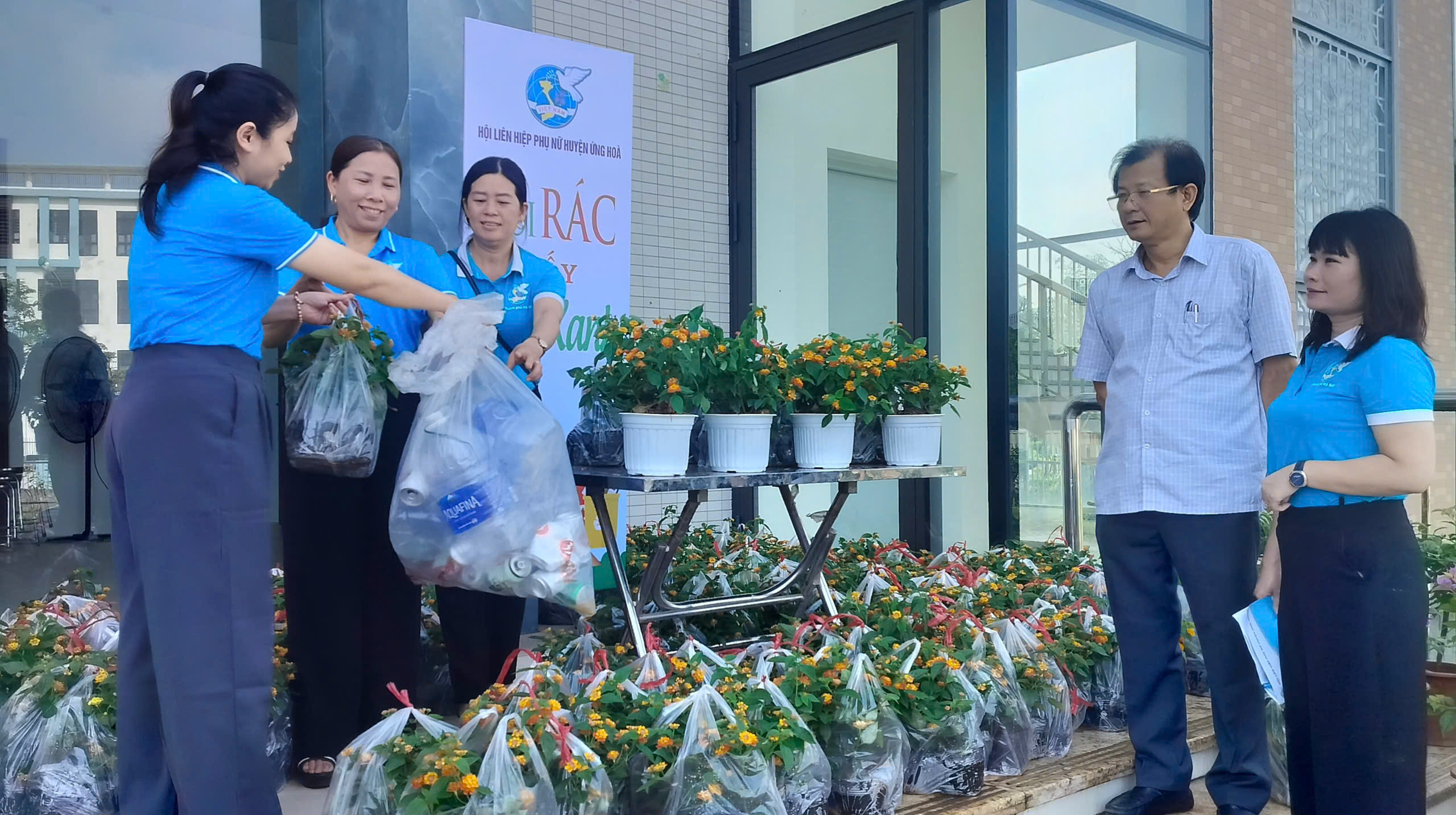 Hội LHPN huyện Ứng Hòa: Chung tay giảm thiểu rác thải nhựa – Lan tỏa lối sống xanh - ảnh 3