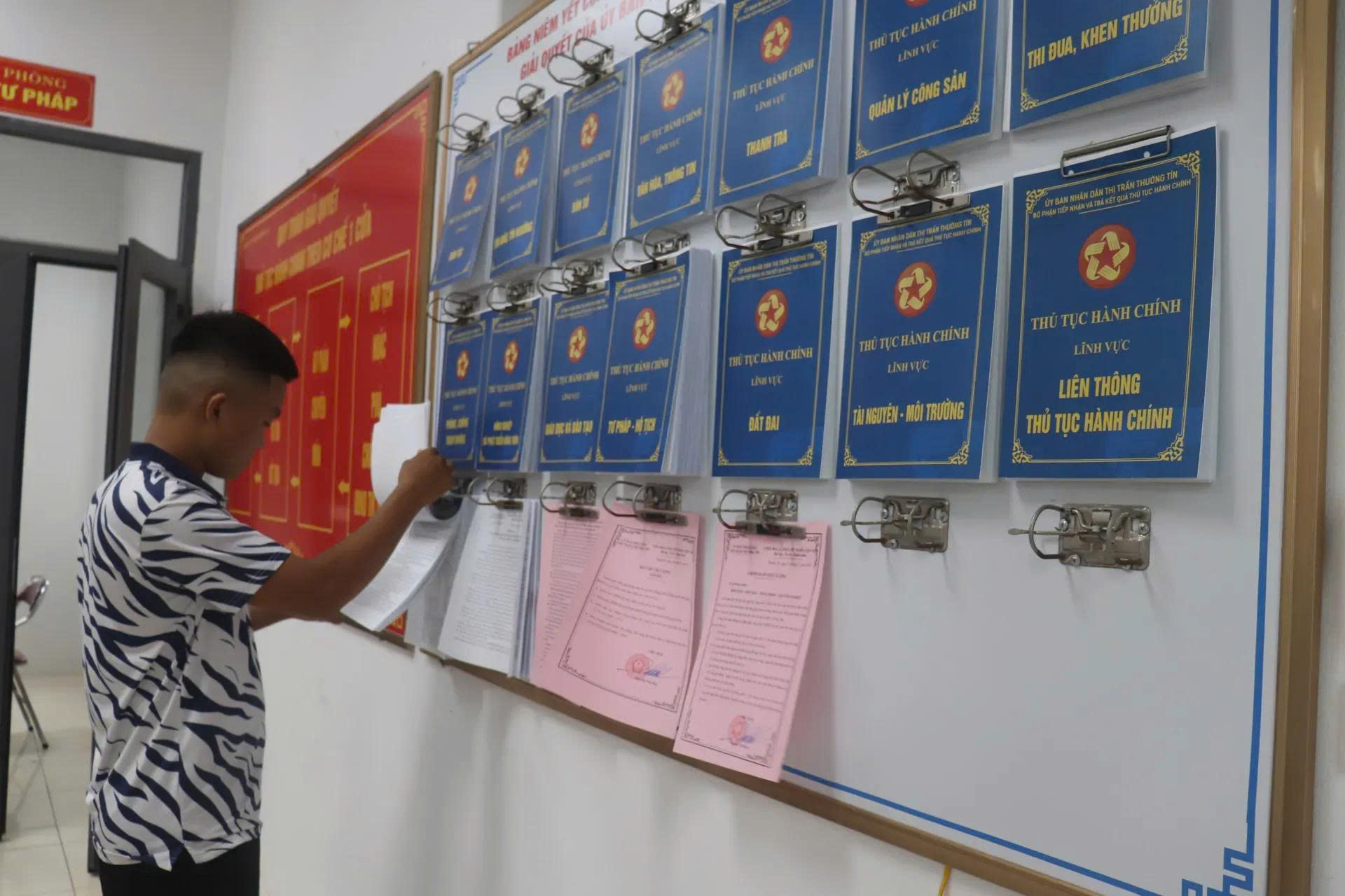 Hà Nội: không để gián đoạn giải quyết thủ tục hành chính khi sắp xếp đơn vị hành chính cấp xã - ảnh 1