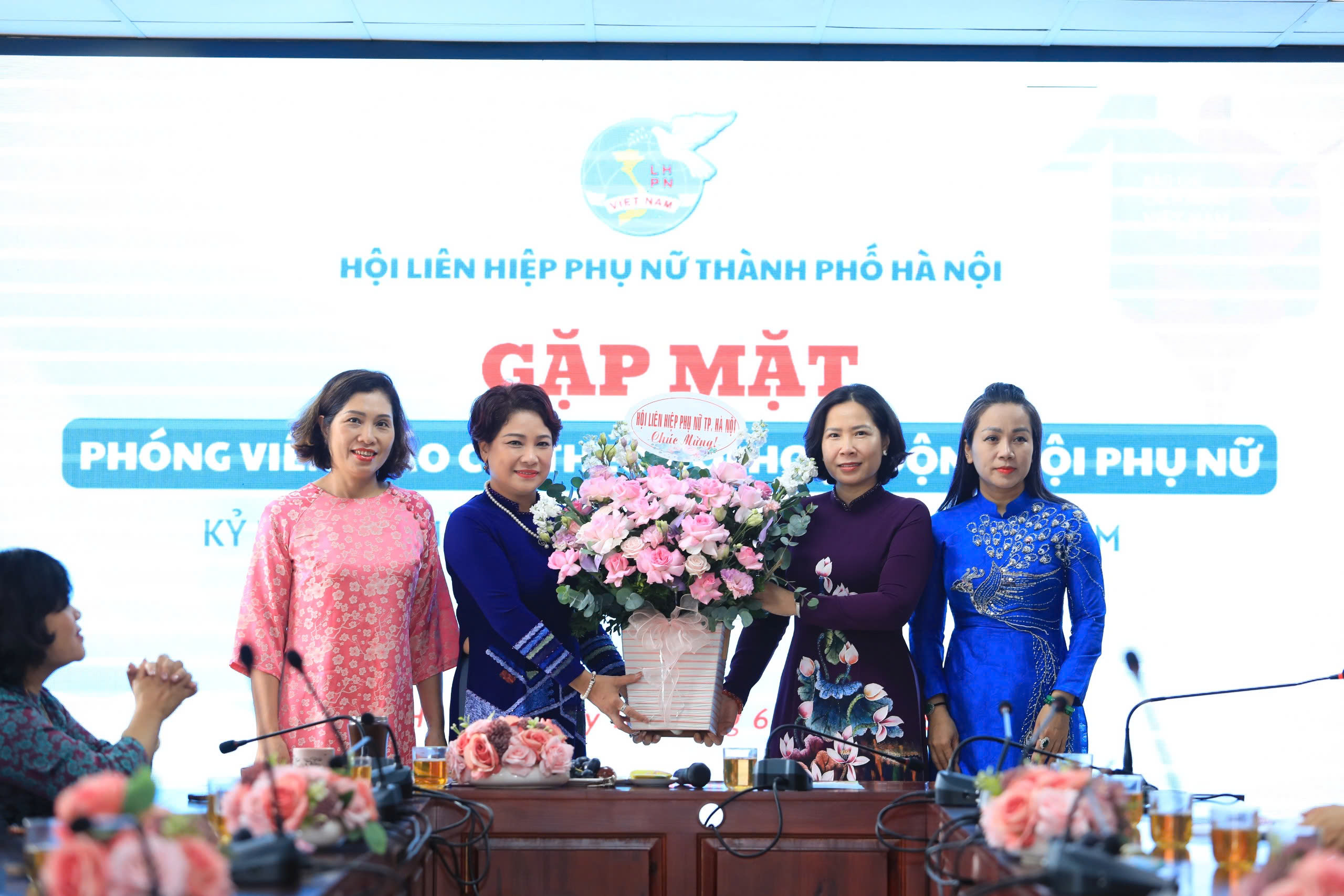 Kỷ niệm 100 năm ngày báo chí Cách mạng Việt Nam: Hội LHPN Hà Nội gặp mặt phóng viên báo chí theo dõi hoạt động Hội - ảnh 3