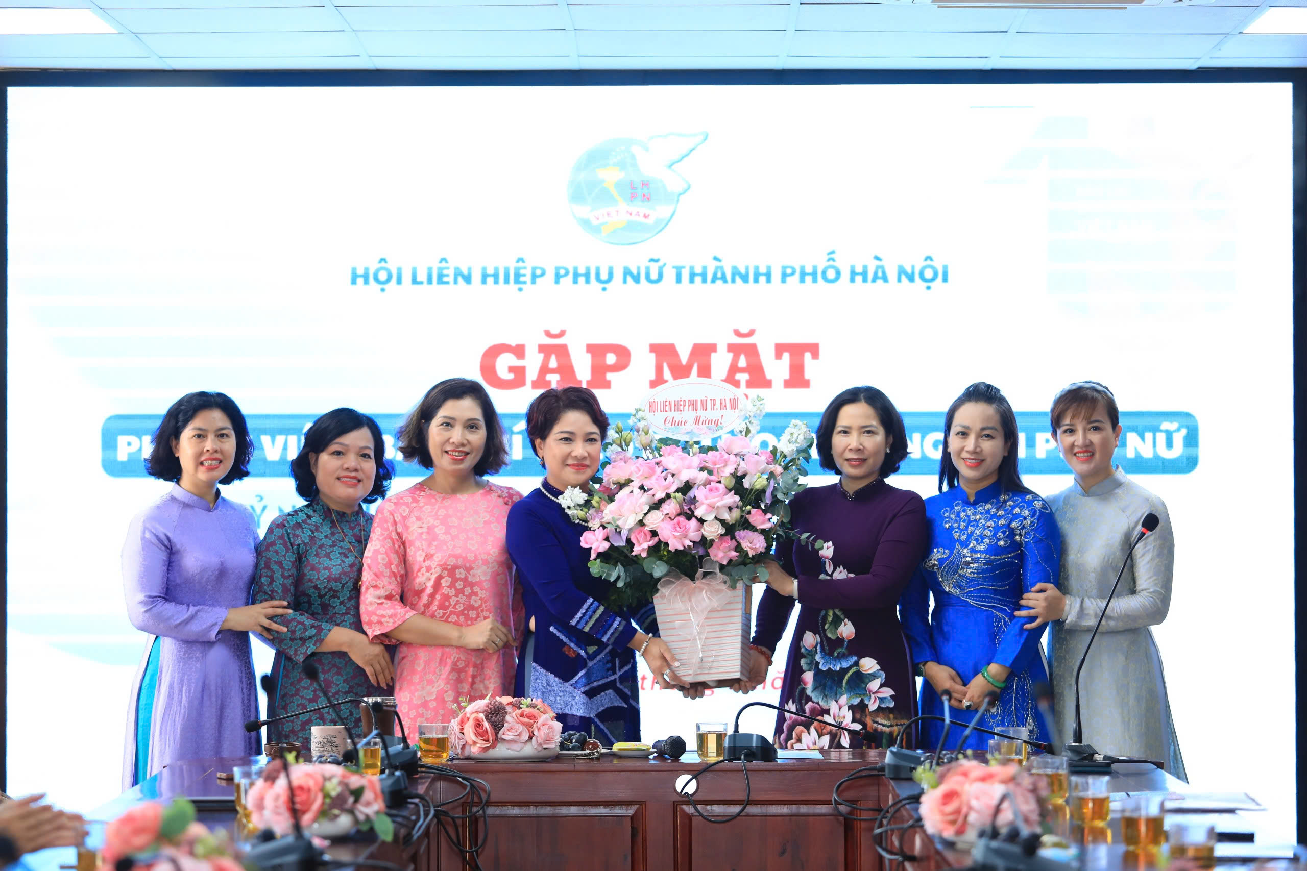Kỷ niệm 100 năm ngày báo chí Cách mạng Việt Nam: Hội LHPN Hà Nội gặp mặt phóng viên báo chí theo dõi hoạt động Hội - ảnh 2