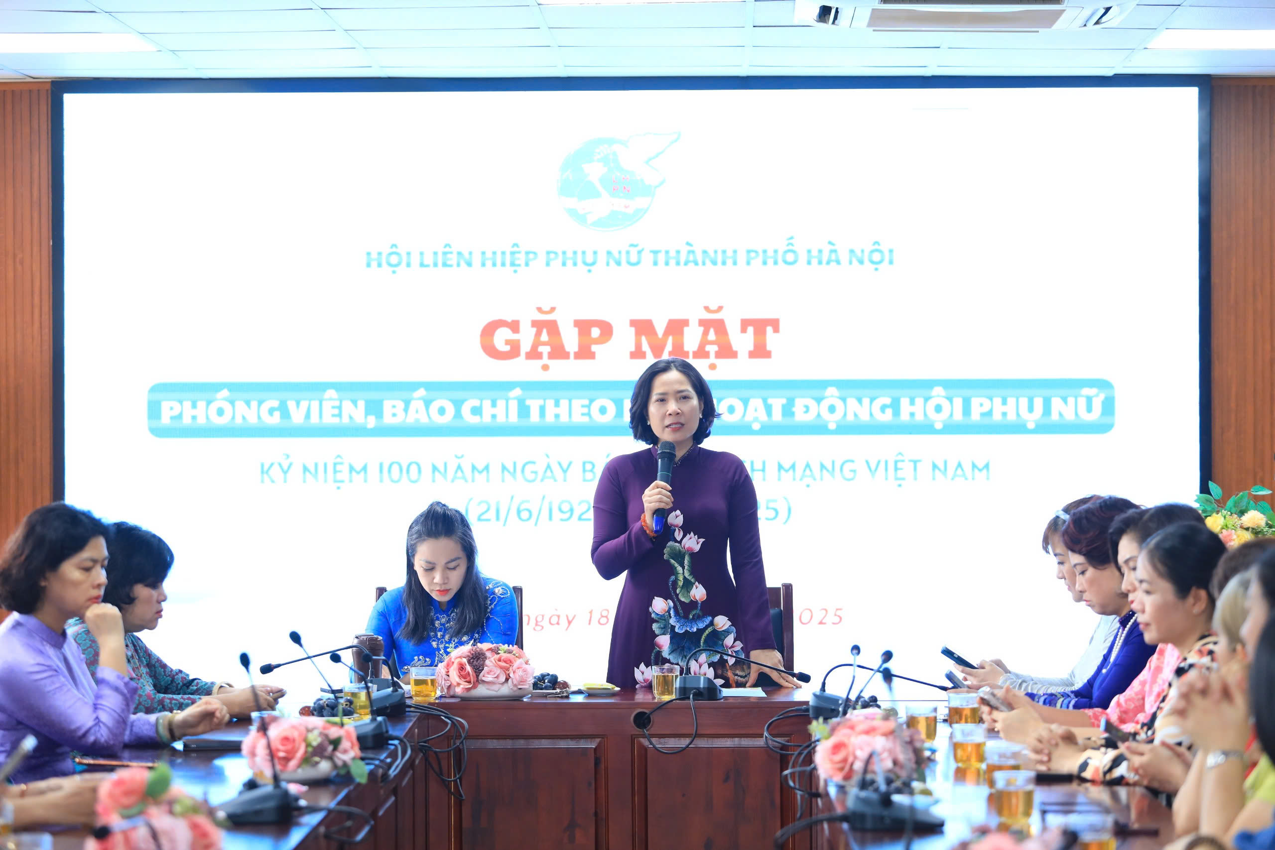 Kỷ niệm 100 năm ngày báo chí Cách mạng Việt Nam: Hội LHPN Hà Nội gặp mặt phóng viên báo chí theo dõi hoạt động Hội - ảnh 1