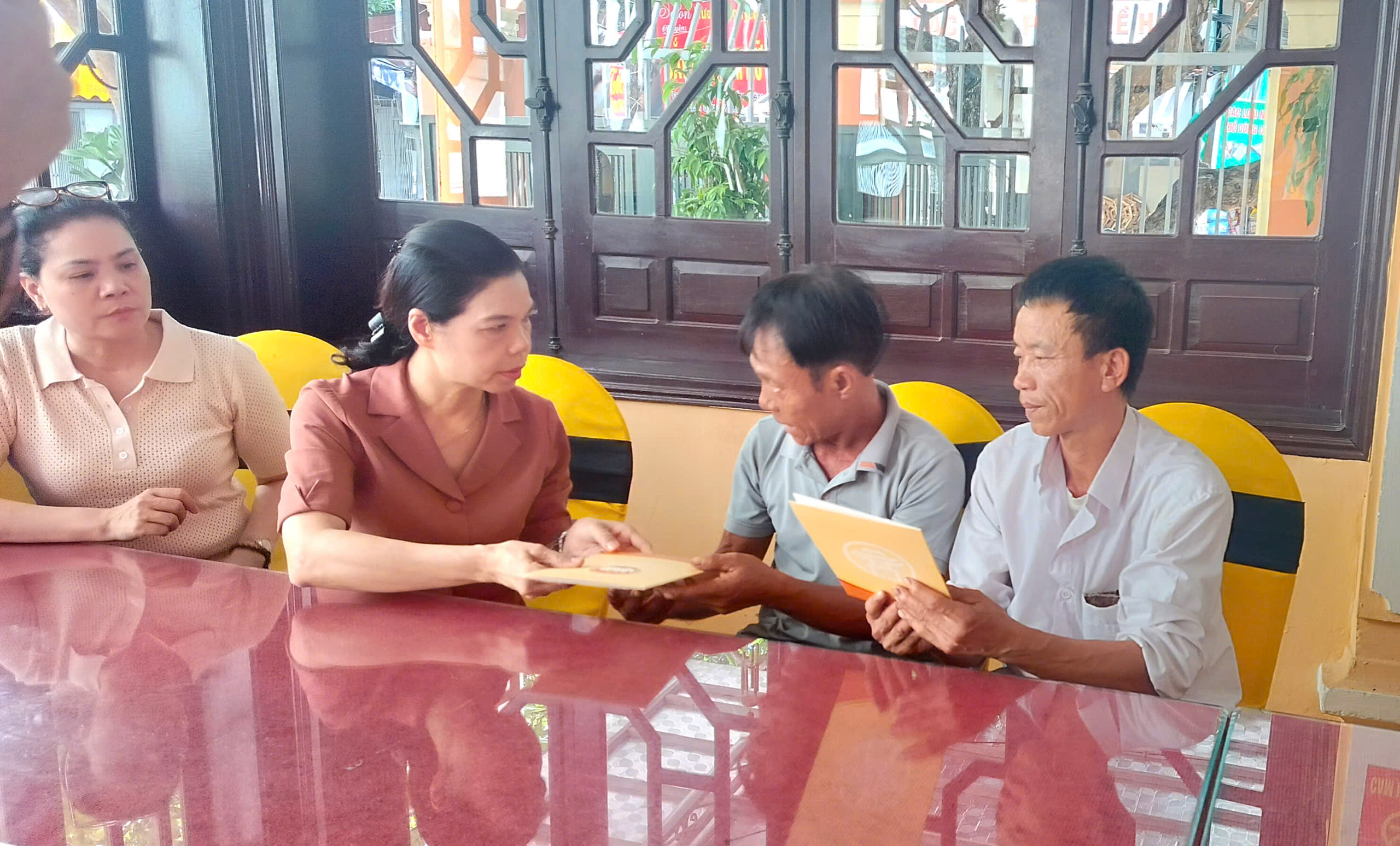 Phó Chủ tịch Ủy ban MTTQ Việt Nam Thành phố động viên, thăm hỏi thân nhân vụ cháy 2 người tử vong ở Hà Đông - ảnh 2