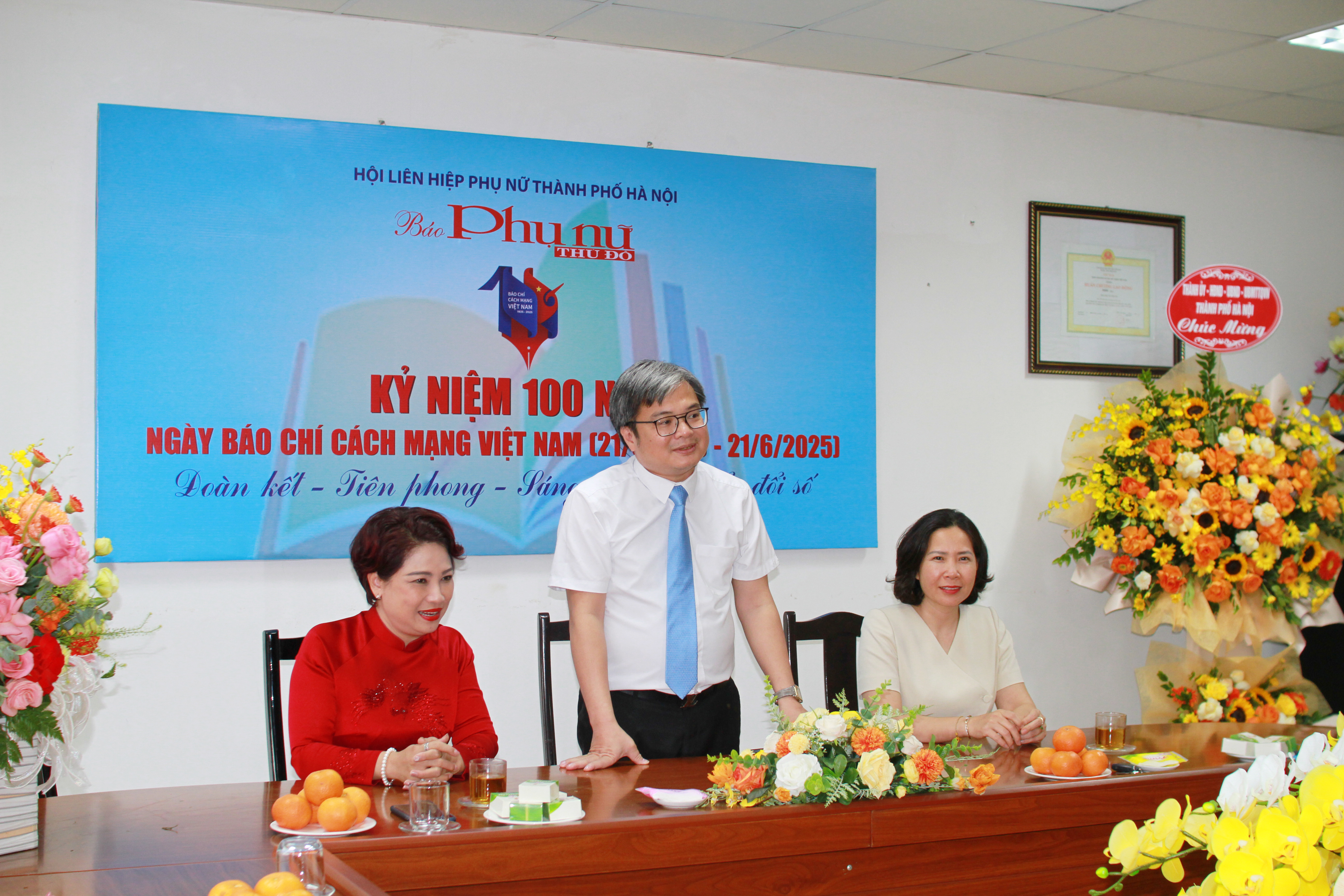 Phó Chủ tịch UBND Thành phố Trương Việt Dũng đến thăm, chúc mừng báo Phụ nữ Thủ đô nhân ngày 21/6 - ảnh 1