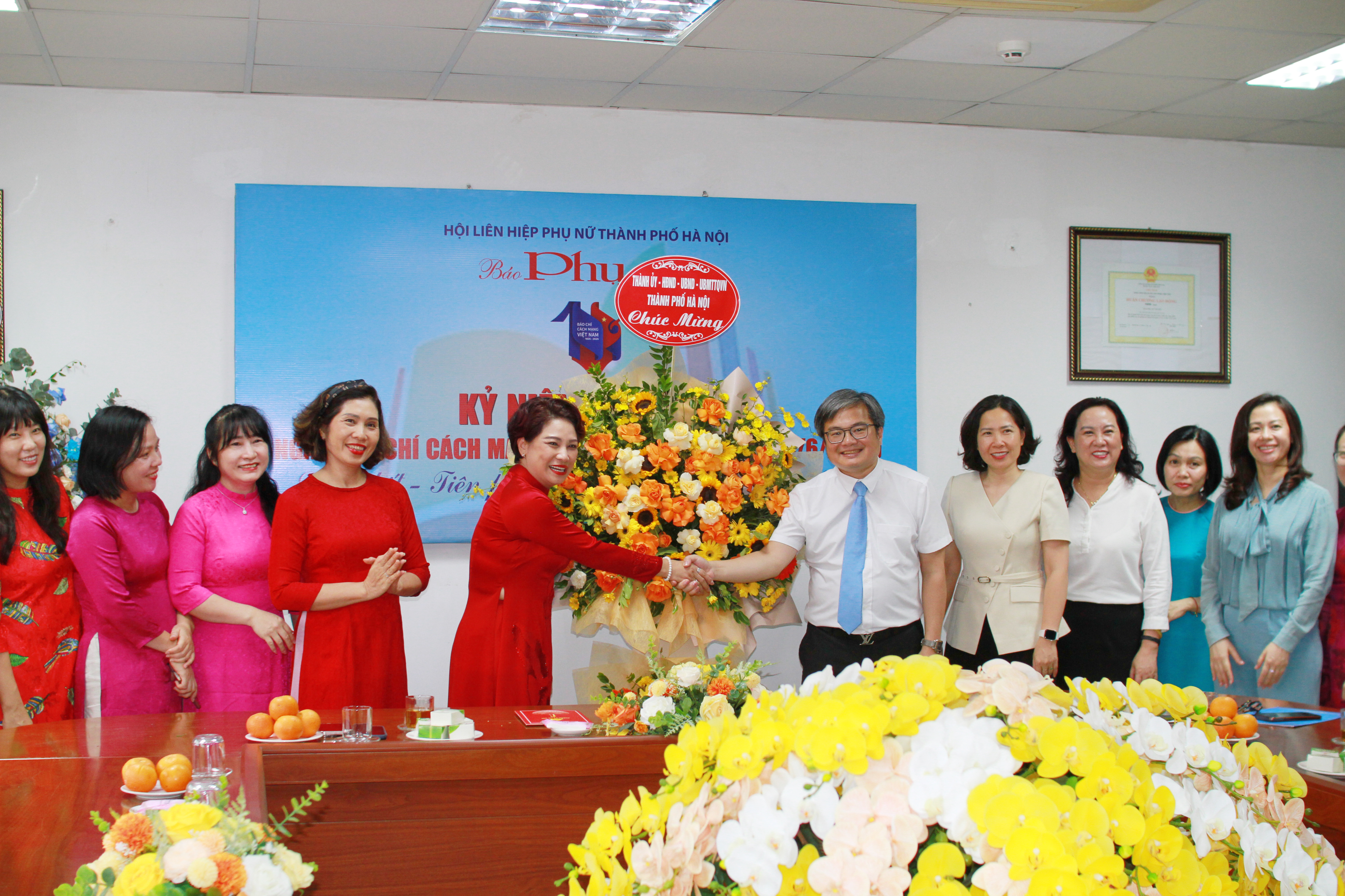 Phó Chủ tịch UBND Thành phố Trương Việt Dũng đến thăm, chúc mừng báo Phụ nữ Thủ đô nhân ngày 21/6 - ảnh 2