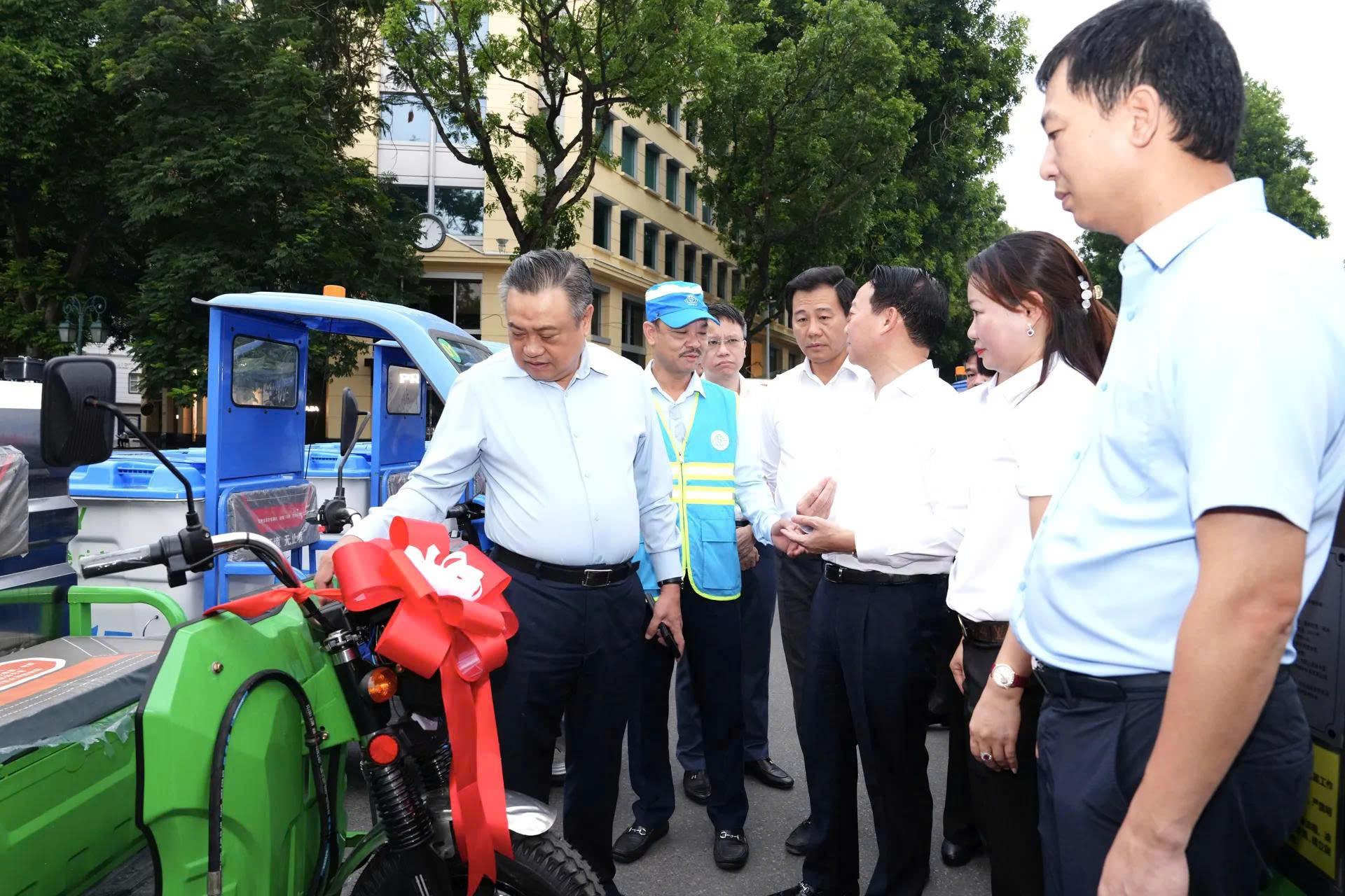 Hà Nội: Ra quân vận hành phương tiện, thiết bị vệ sinh môi trường trên địa bàn 4 quận nội đô - ảnh 1