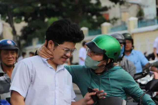 Hà Nội: Phụ huynh “chia lửa” cùng thí sinh! - ảnh 1