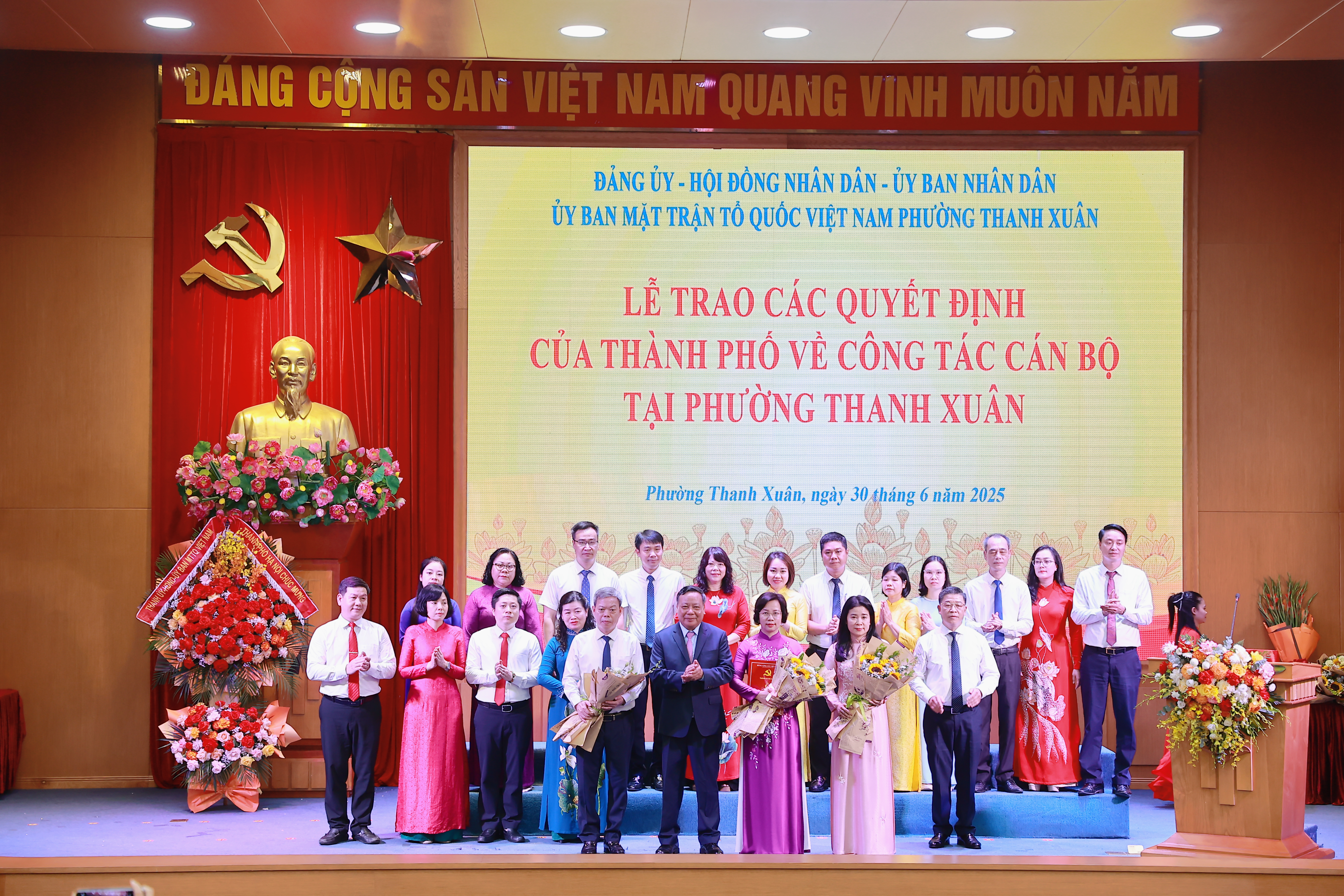 Phó Bí thư Thường trực Thành ủy Hà Nội Nguyễn Văn Phong trao các quyết định về công tác cán bộ tại phường Thanh Xuân - ảnh 1