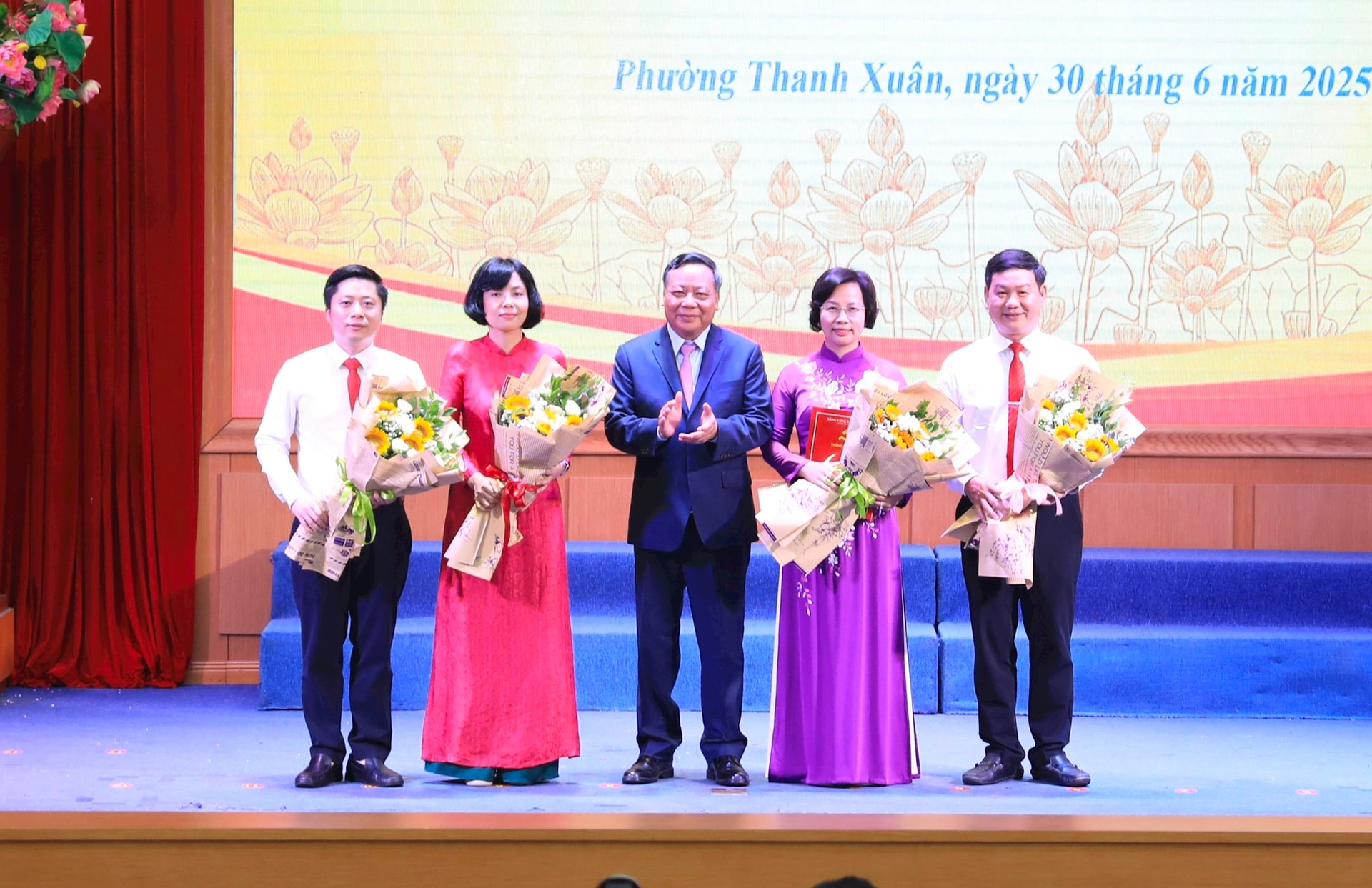 Phó Bí thư Thường trực Thành ủy Hà Nội Nguyễn Văn Phong trao các quyết định về công tác cán bộ tại phường Thanh Xuân - ảnh 2