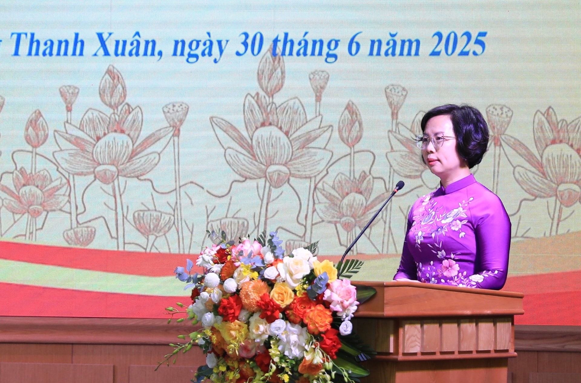 Phó Bí thư Thường trực Thành ủy Hà Nội Nguyễn Văn Phong trao các quyết định về công tác cán bộ tại phường Thanh Xuân - ảnh 3