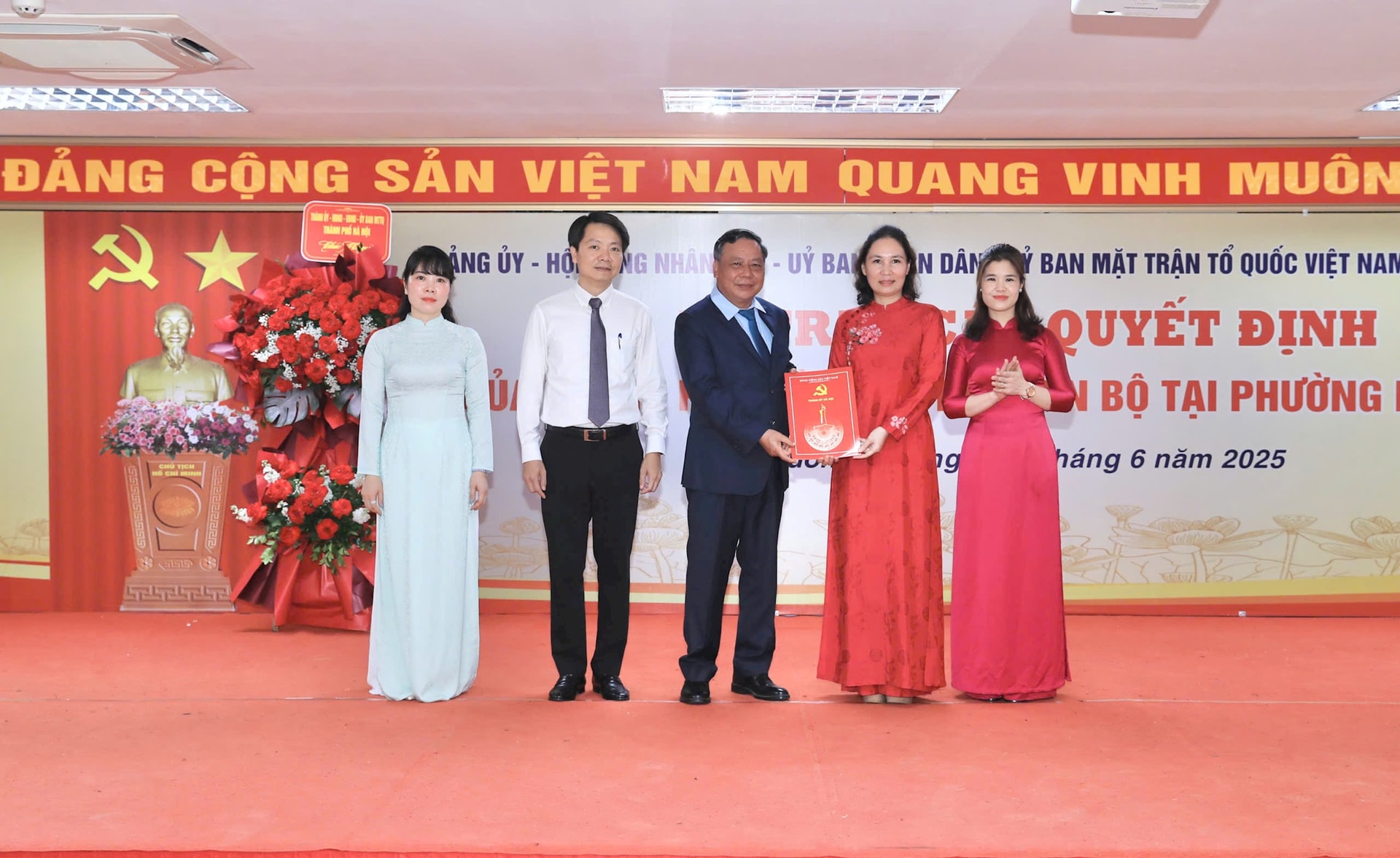 Đồng chí Cấn Thị Việt Hà giữ chức Bí thư Đảng ủy phường Dương Nội - ảnh 2