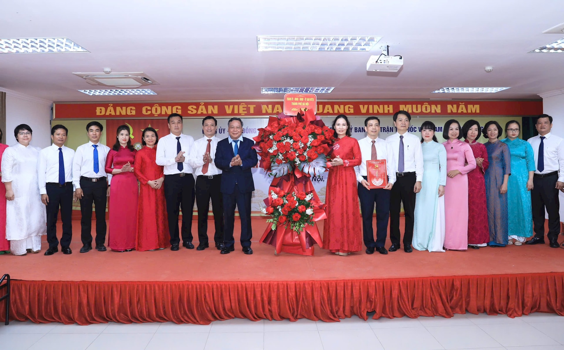 Đồng chí Cấn Thị Việt Hà giữ chức Bí thư Đảng ủy phường Dương Nội - ảnh 1