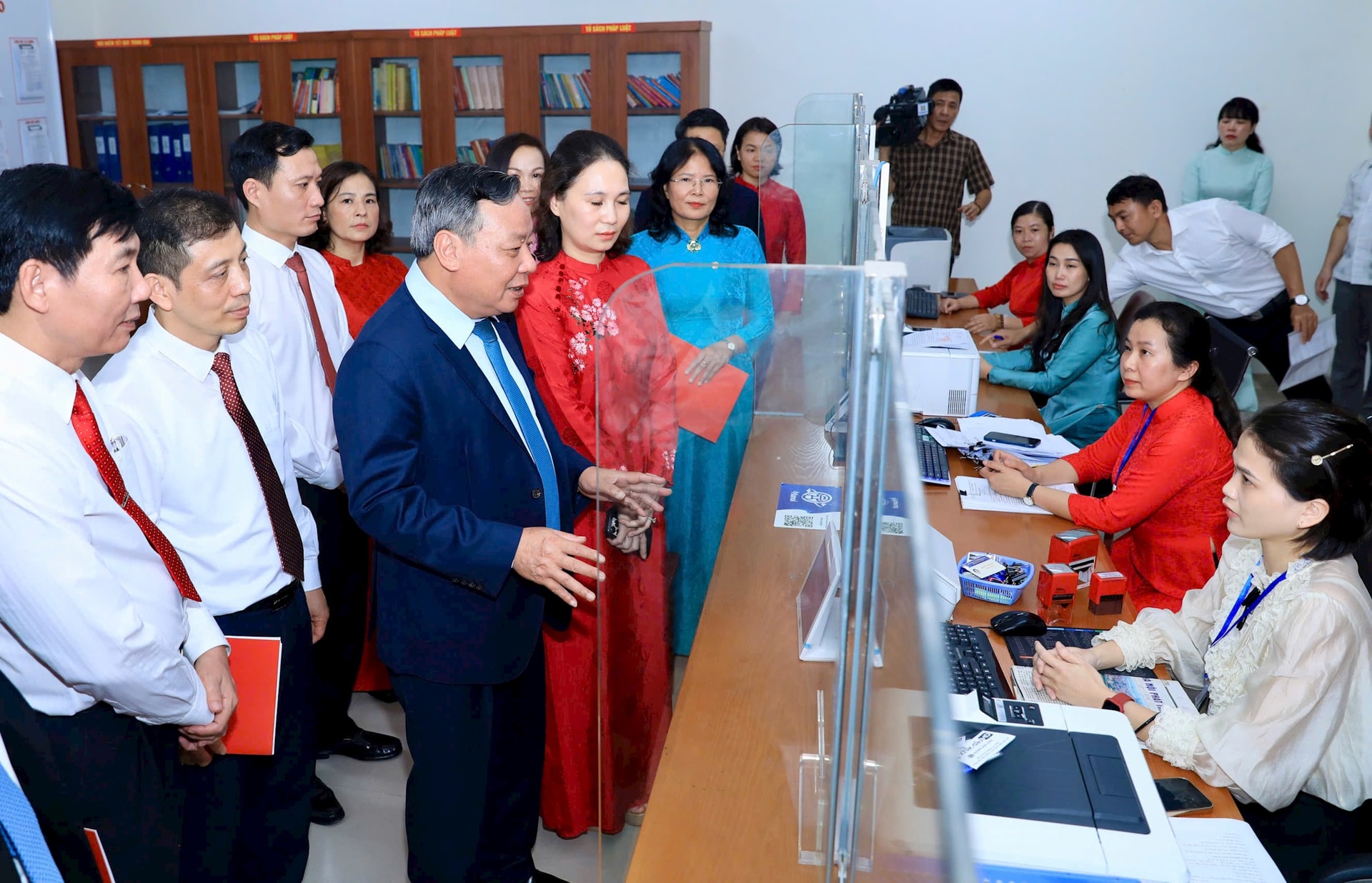 Đồng chí Cấn Thị Việt Hà giữ chức Bí thư Đảng ủy phường Dương Nội - ảnh 3