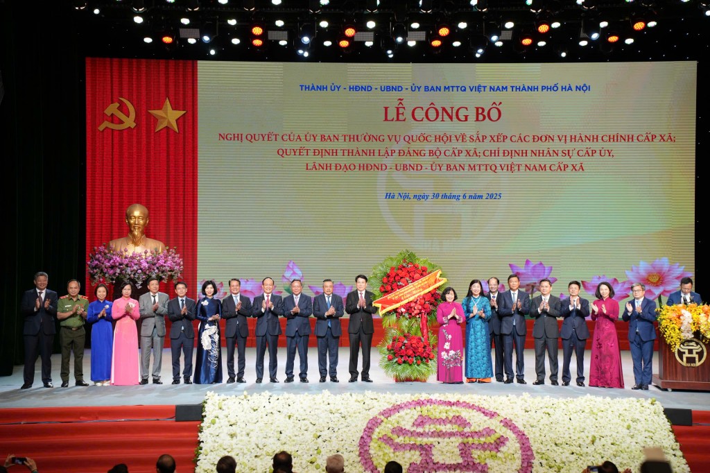 Chủ tịch nước Lương Cường dự Lễ công bố sắp xếp đơn vị hành chính tại Hà Nội - ảnh 4