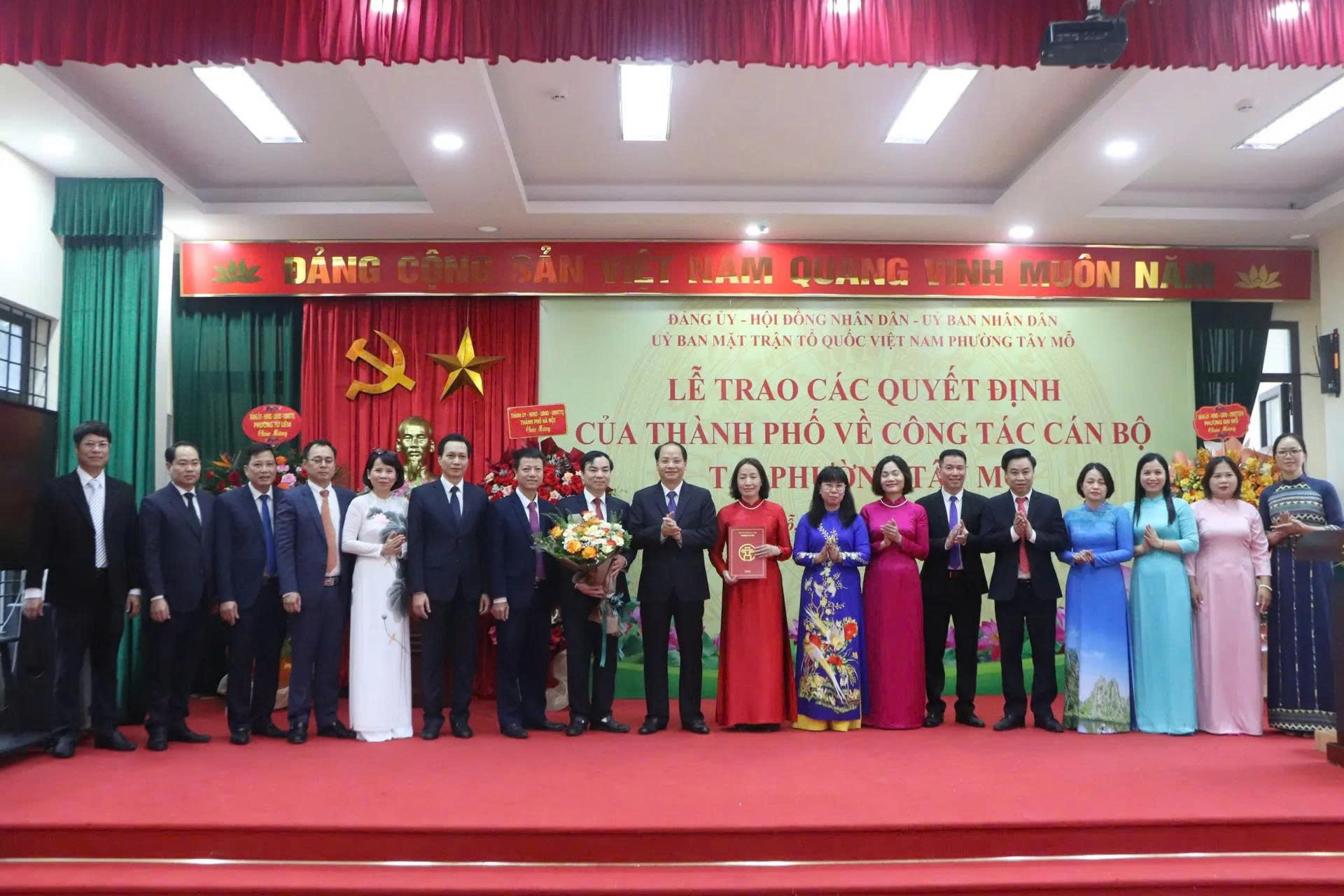 Hà Nội: Các phường, xã nhanh chóng bắt nhịp ngày đầu vận hành mô hình chính quyền địa phương hai cấp - ảnh 2