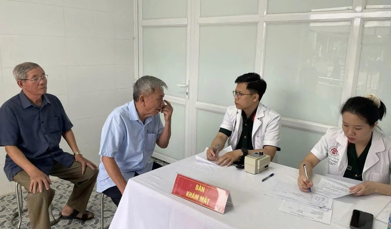 Xã Bất Bạt thăm, khám sức khoẻ cho đối tượng chính sách nhân dịp kỷ niệm 78 năm Ngày Thương binh - Liệt sĩ - ảnh 1