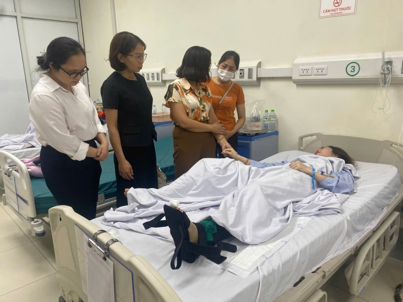 Ủy ban MTTQ Việt Nam phường Dương Nội thăm, tặng quà các nạn nhân bị tai nạn giao thông trên địa bàn - ảnh 3