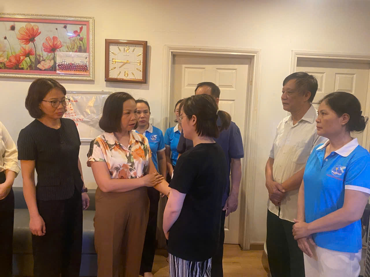 Ủy ban MTTQ Việt Nam phường Dương Nội thăm, tặng quà các nạn nhân bị tai nạn giao thông trên địa bàn - ảnh 1
