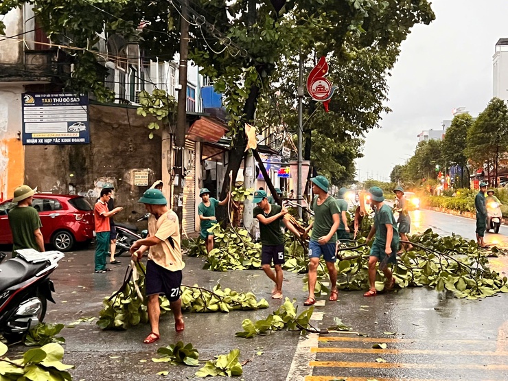 Chính quyền và người dân xã Thanh Oai khẩn trương khắc phục hậu quả mưa giông - ảnh 1